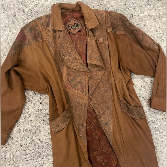 G III Vintage 100% Leather Tan Trench Coat Ornate Floral Detail - Picture 3 of 10
